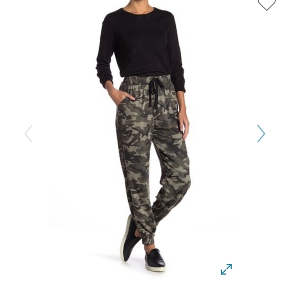 know one cares Pants - Know one cares camouflage joggers